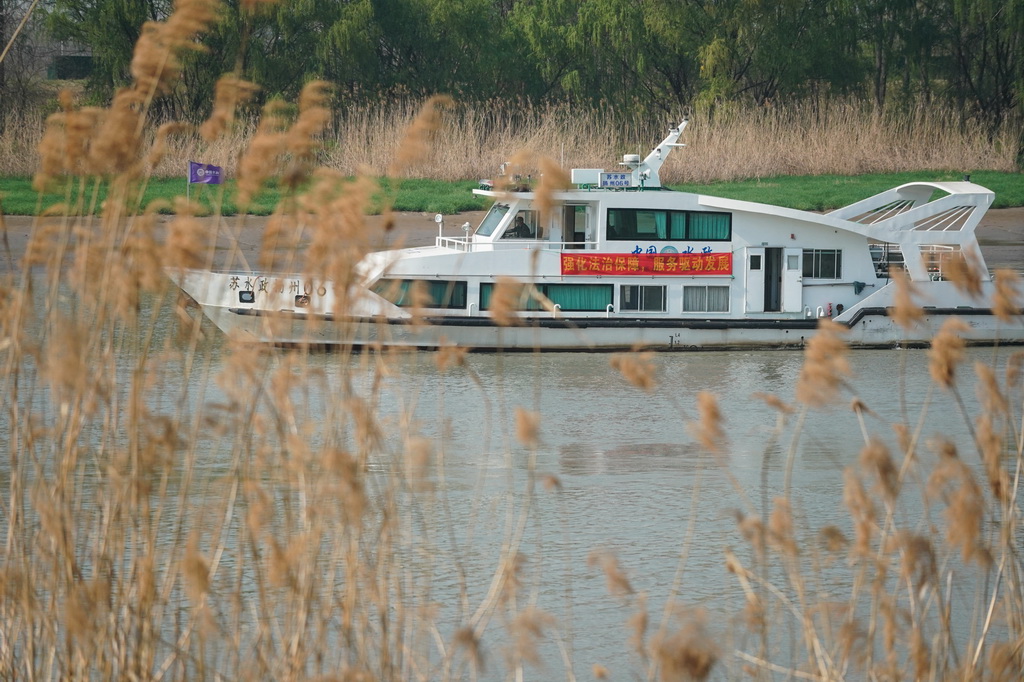 3月26日，江都水政執法人員駕駛執法艇在南水北調東線源頭水域開展巡河工作。新華社記者 季春鵬 攝