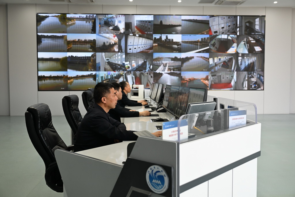 3月25日，江都水利樞紐工作人員在集中調度控制中心監測工程運行工況。新華社記者 季春鵬 攝