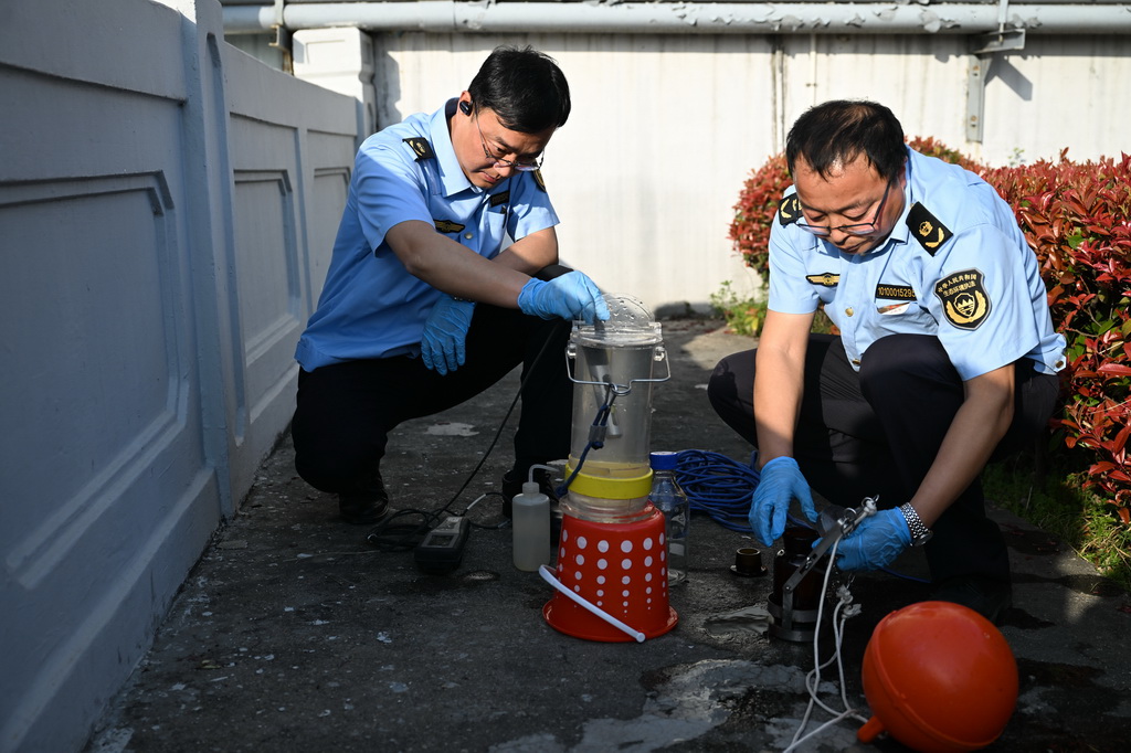 3月25日，揚州市江都生態環境局工作人員在引水上游取樣監測。新華社記者 季春鵬 攝