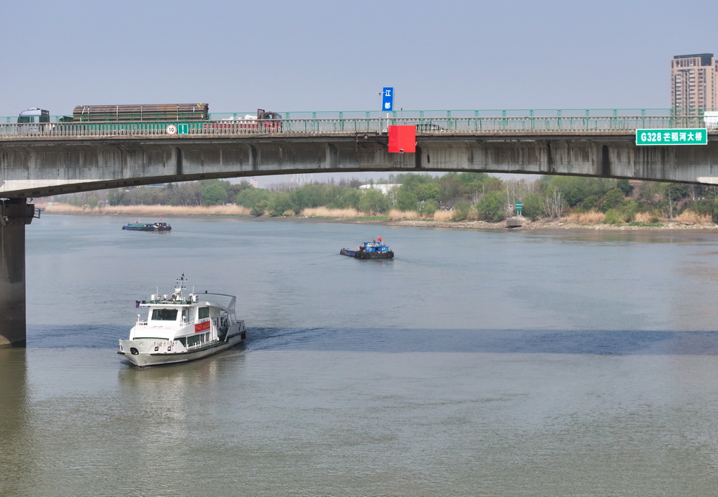 3月26日，江都水政執法人員駕駛執法艇在南水北調東線源頭水域開展巡河工作（無人機照片）。新華社記者 季春鵬 攝