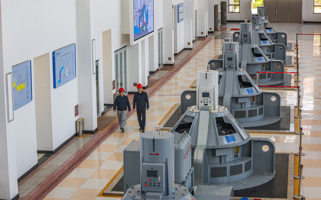 3月25日，江都水利樞紐工作人員在抽水站主機層巡視檢查。新華社發（任飛 攝）