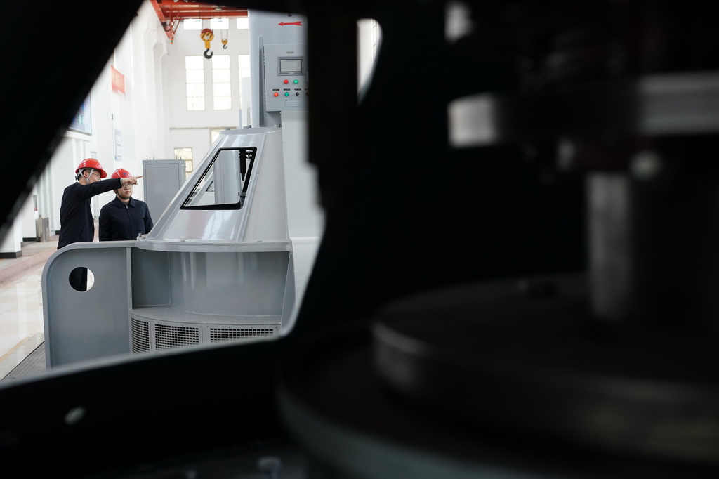 3月25日，江都水利樞紐工作人員在抽水站主機層巡視檢查。新華社記者 季春鵬 攝