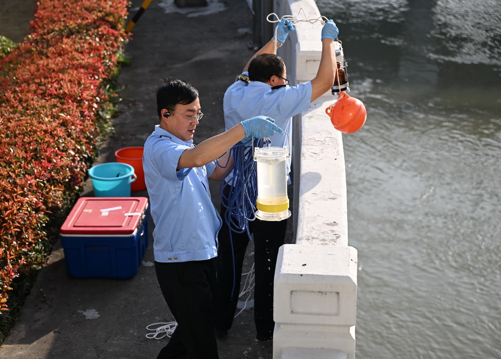 3月25日，揚州市江都生態環境局工作人員在引水上游取樣監測。新華社記者 季春鵬 攝