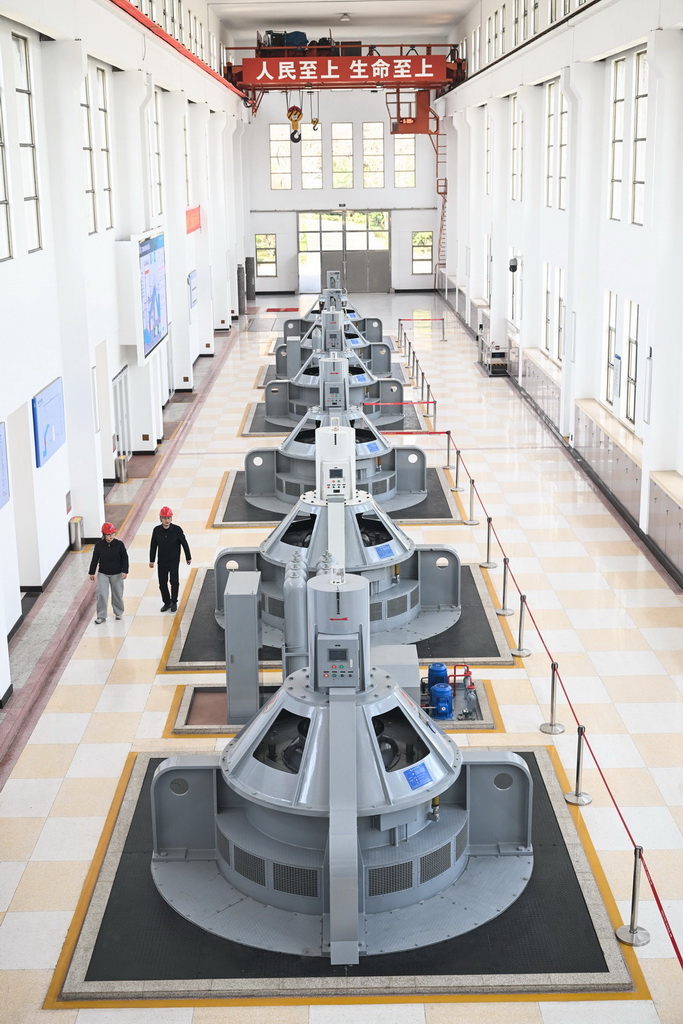 3月25日，江都水利樞紐工作人員在抽水站主機層巡視檢查。新華社記者 季春鵬 攝