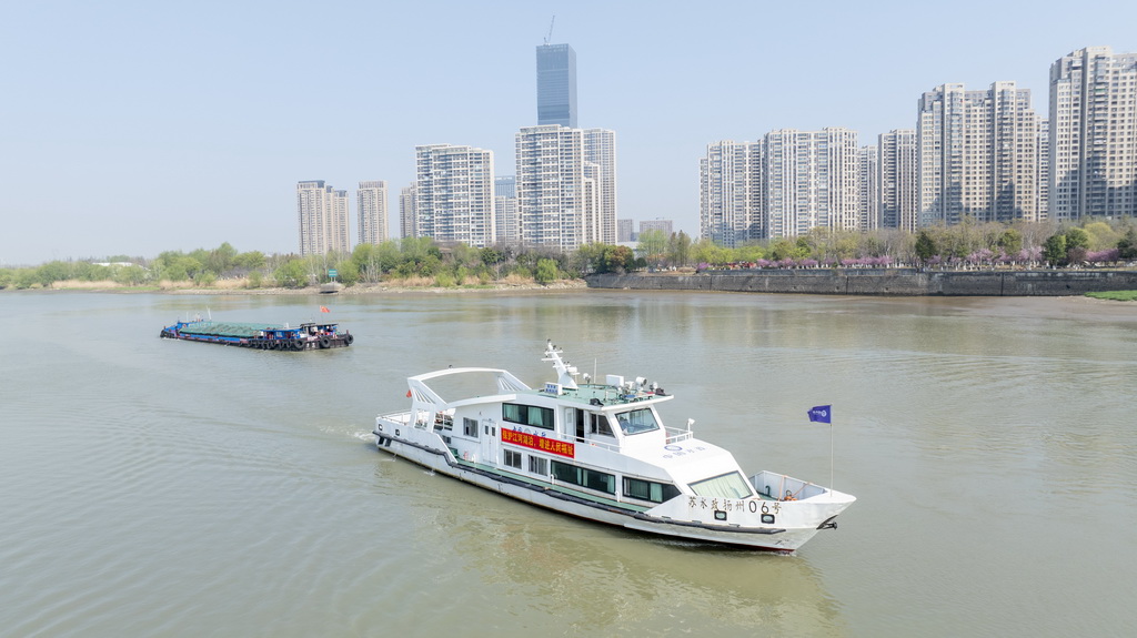 3月26日，江都水政執法人員駕駛執法艇在南水北調東線源頭水域開展巡河工作（無人機照片）。新華社發（郁興 攝）