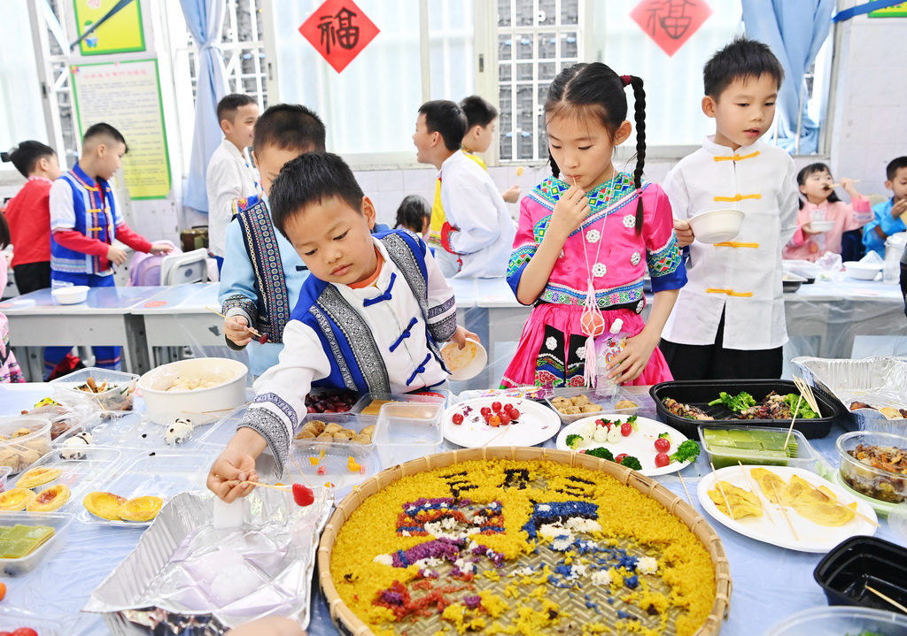 3月27日，孩子們在廣西南寧市民族大道東段小學品嘗傳統美食。新華社記者 周華 攝