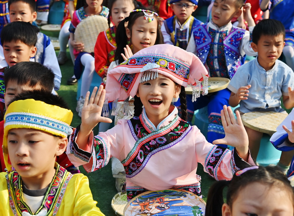 3月27日，孩子們在廣西南寧市民族大道東段小學唱山歌。新華社記者 周華 攝