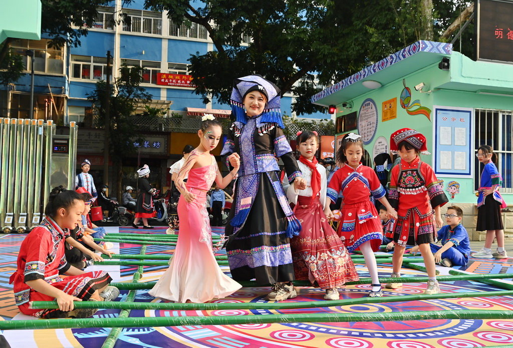 3月27日，老師和孩子們在廣西南寧市民族大道東段小學跳竹竿舞。新華社記者 周華 攝