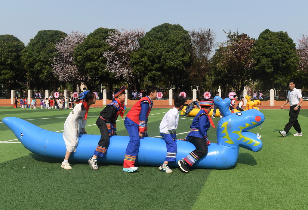 3月27日，在廣西南寧市濱湖路小學，學生在開展旱地龍舟趣味賽。新華社記者 陸波岸 攝