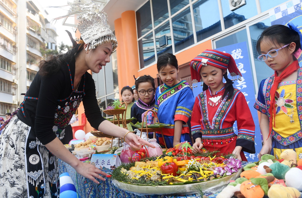 3月27日，在廣西南寧市濱湖路小學，老師和學生共同展示美食。新華社記者 陸波岸 攝