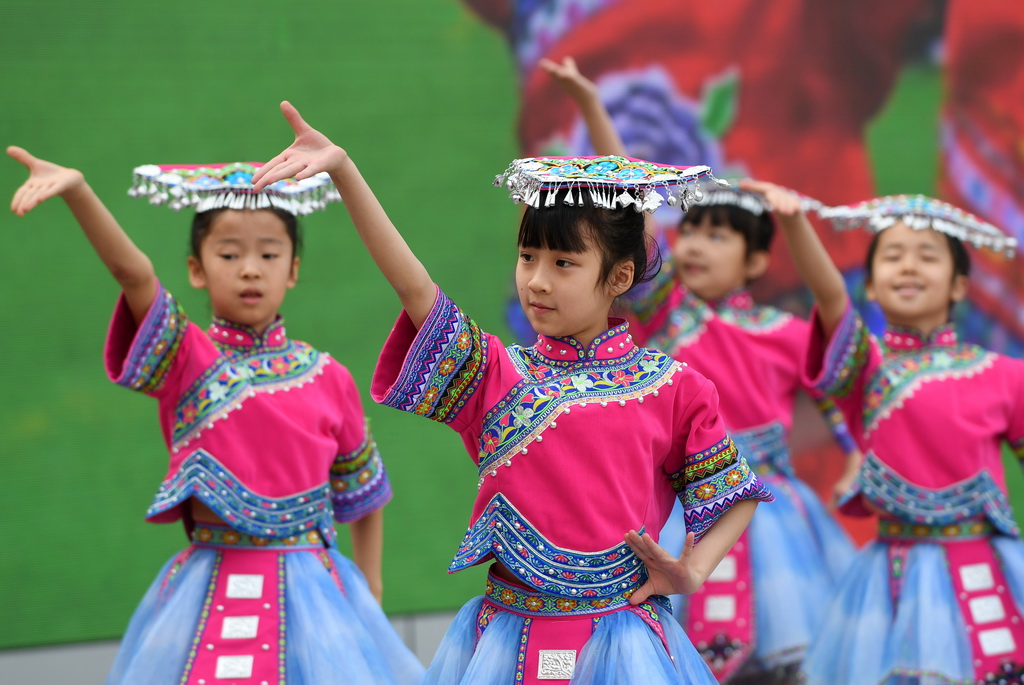 3月27日，在廣西南寧市濱湖路小學，學生在跳舞。新華社記者 陸波岸 攝