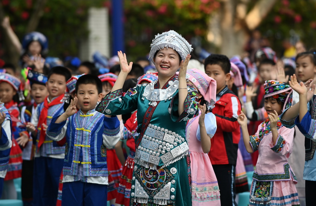 3月27日，在廣西南寧市濱湖路小學，師生載歌載舞。新華社記者 陸波岸 攝