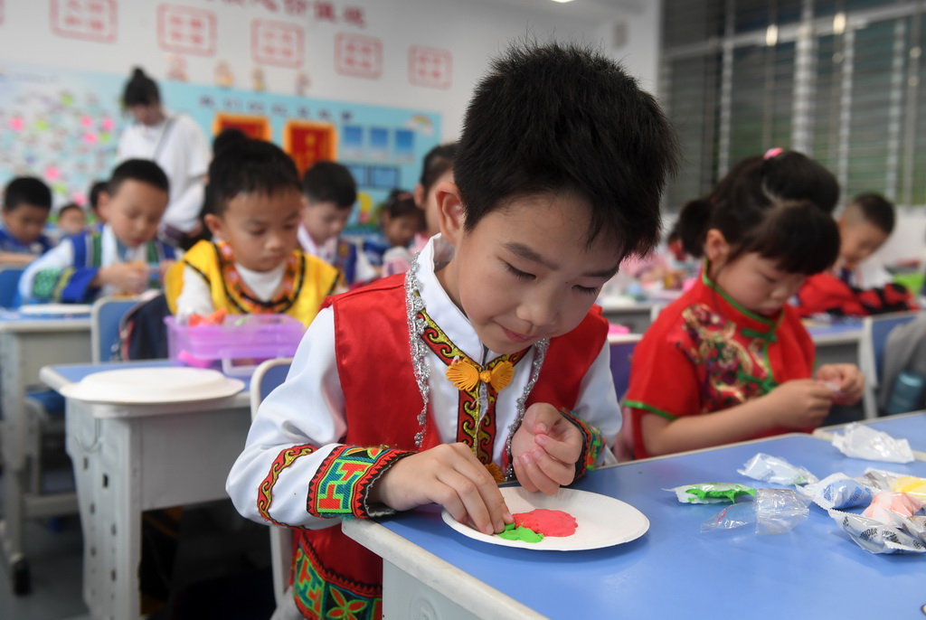 3月27日，在廣西南寧市濱湖路小學，學生在做手工。新華社記者 陸波岸 攝