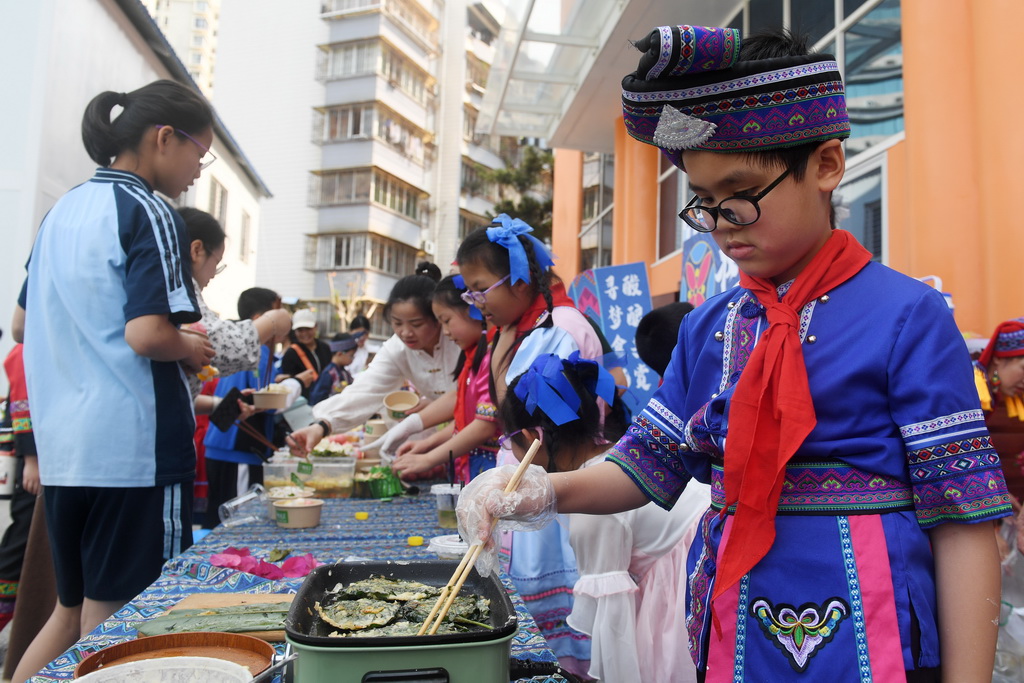 3月27日，在廣西南寧市濱湖路小學，學生在制作美食。新華社記者 陸波岸 攝