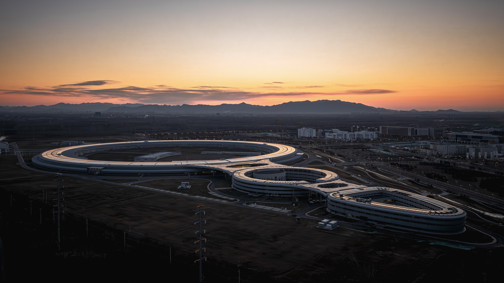 晨光下的高能同步輻射光源（無人機照片，2024年12月27日攝）。新華社發（袁廣 攝）