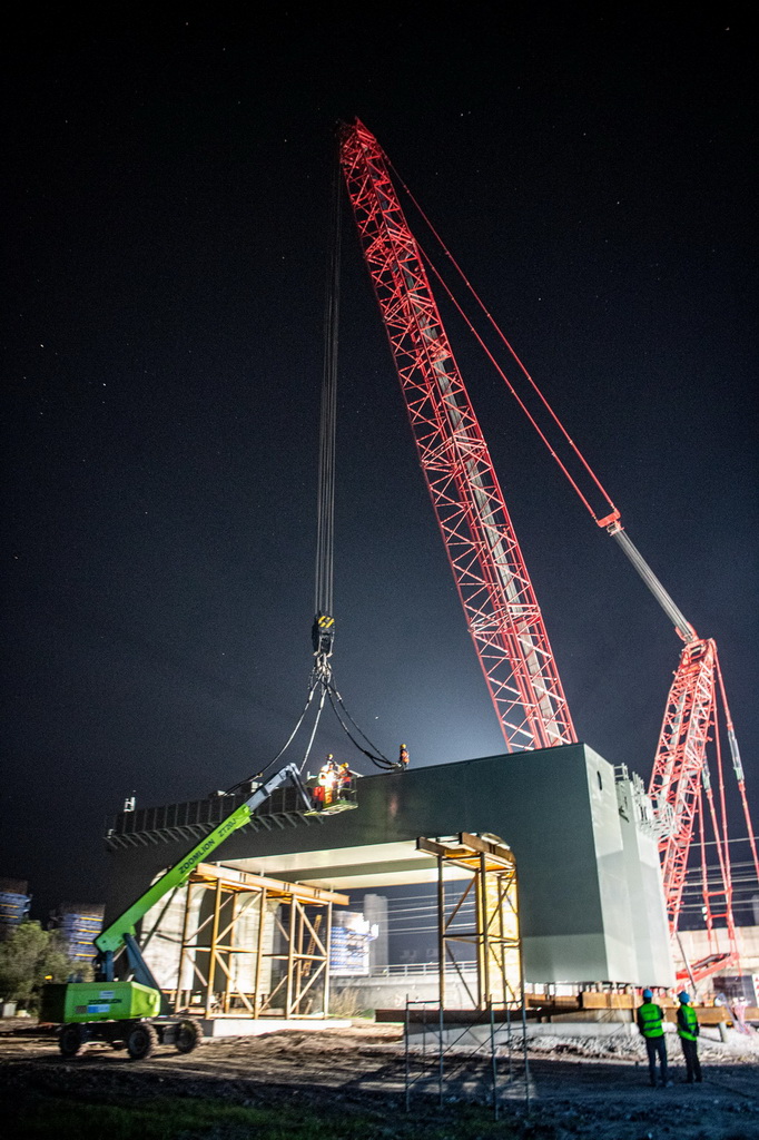 3月27日，在成達萬高鐵建設現場，施工人員在進行高鐵鋼橫梁吊裝作業。新華社記者 唐奕 攝