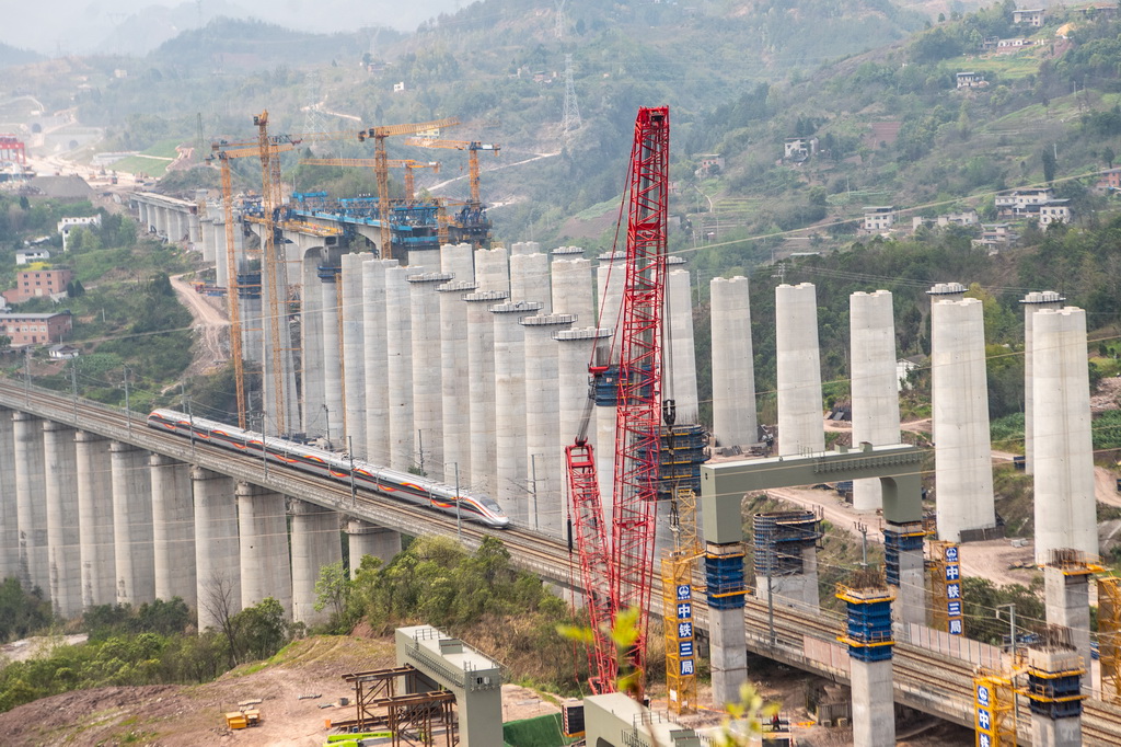 3月27日，鄭渝高鐵線上一列動車從門式墩鋼橫梁下通過。新華社記者 唐奕 攝