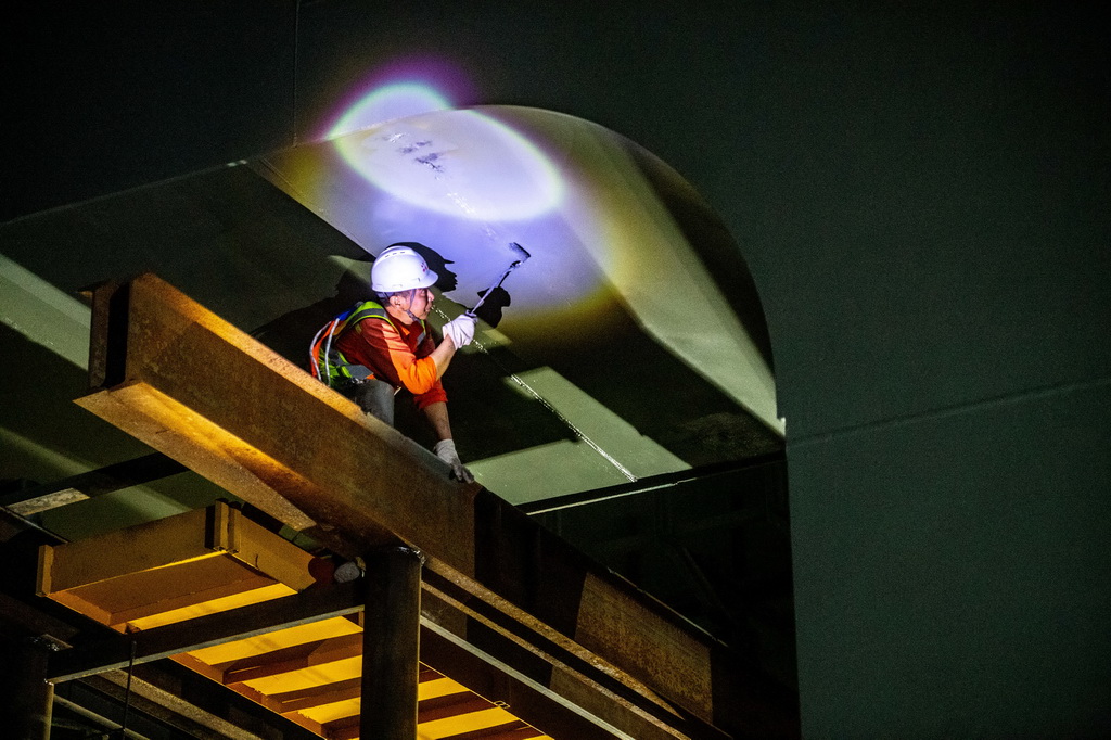 3月27日，在成達萬高鐵建設現場，施工人員在進行高鐵鋼橫梁吊裝作業。新華社記者 唐奕 攝