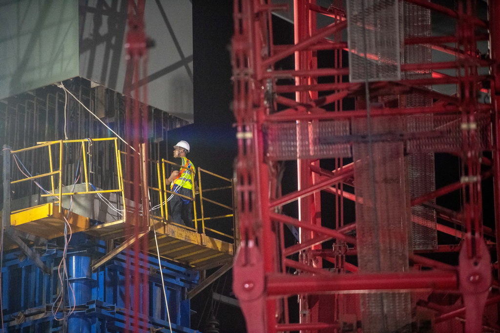 3月27日，在成達萬高鐵建設現場，施工人員在進行高鐵鋼橫梁吊裝作業。新華社記者 唐奕 攝