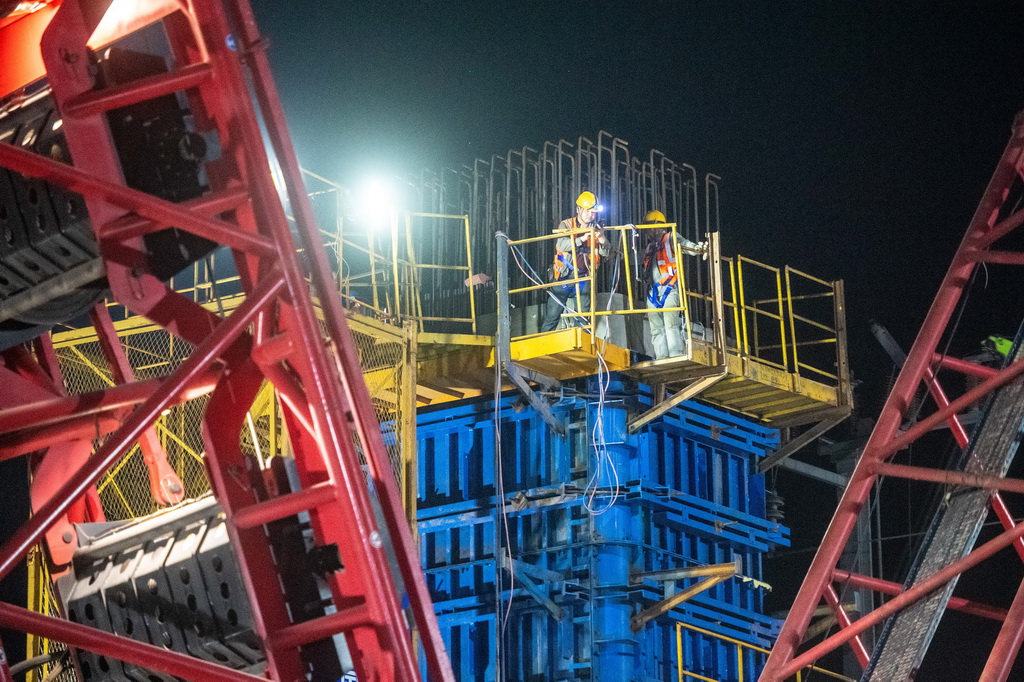 3月27日，在成達萬高鐵建設現場，施工人員在進行高鐵鋼橫梁吊裝作業。新華社記者 唐奕 攝