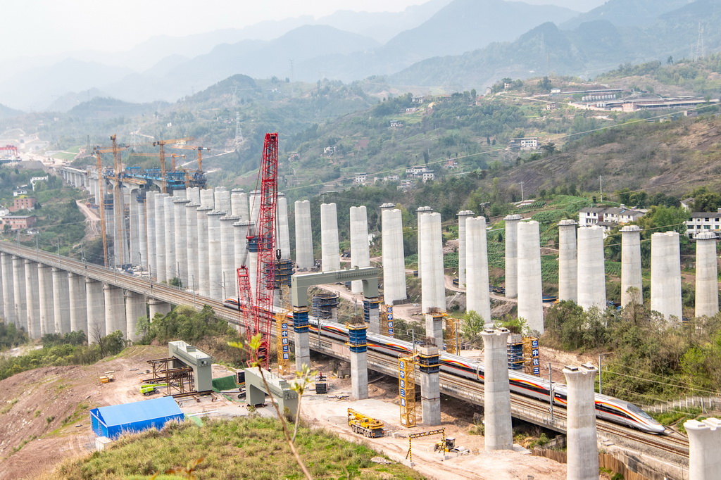 3月27日，鄭渝高鐵線上一列動車從門式墩鋼橫梁下通過。新華社記者 唐奕 攝