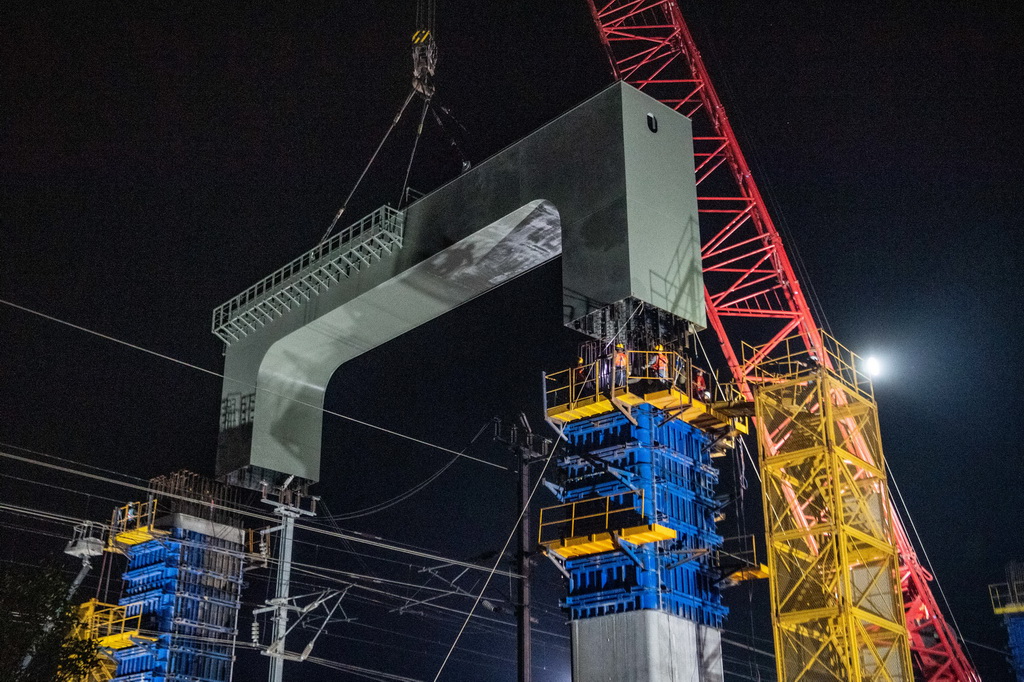 3月27日，在成達萬高鐵建設現場，施工人員在進行高鐵鋼橫梁吊裝作業。新華社記者 唐奕 攝
