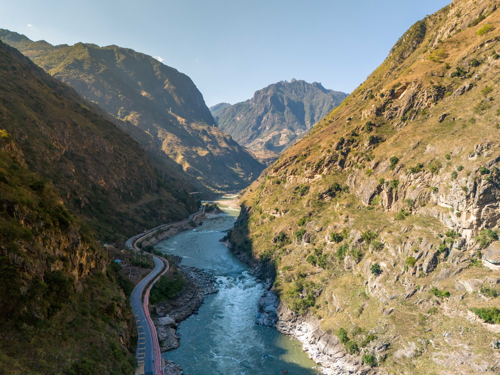3月26日在怒江州老虎跳景點拍攝的怒江峽谷（無人機照片）。