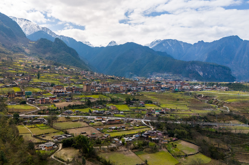 3月27日在怒江州貢山縣丙中洛鎮拍攝的一景（無人機照片）。