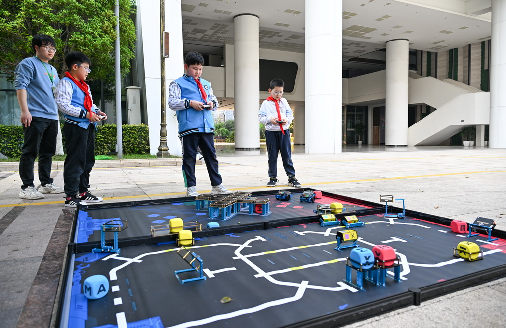 3月27日，在江北區的重慶巴川量子學校，人工智能社團學生在練習。