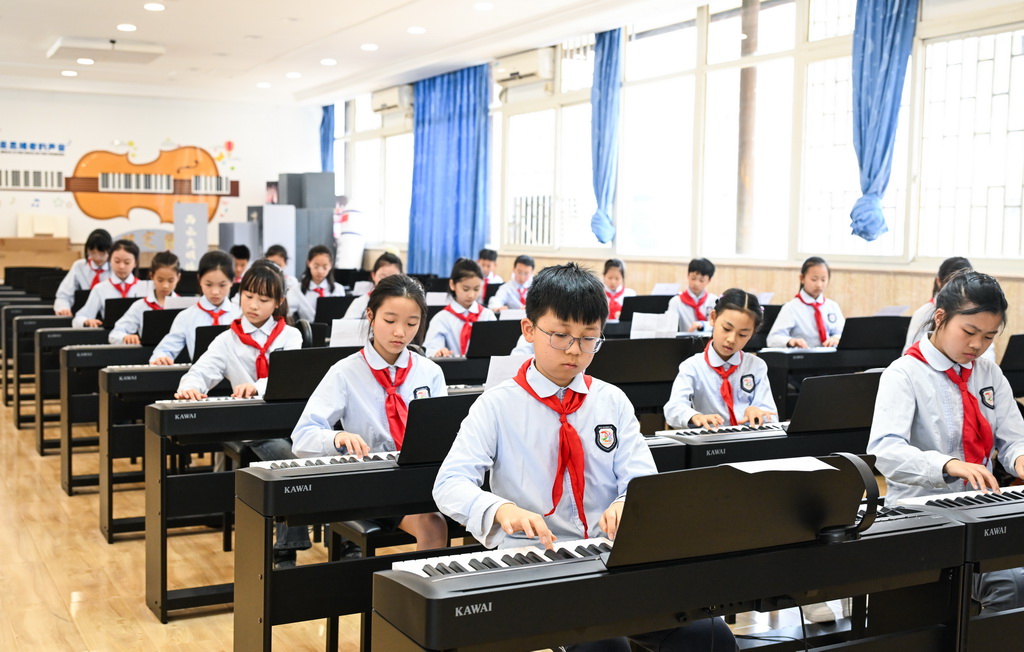 3月27日，重慶市江北區新村同創小學電子琴社團學生在練習。