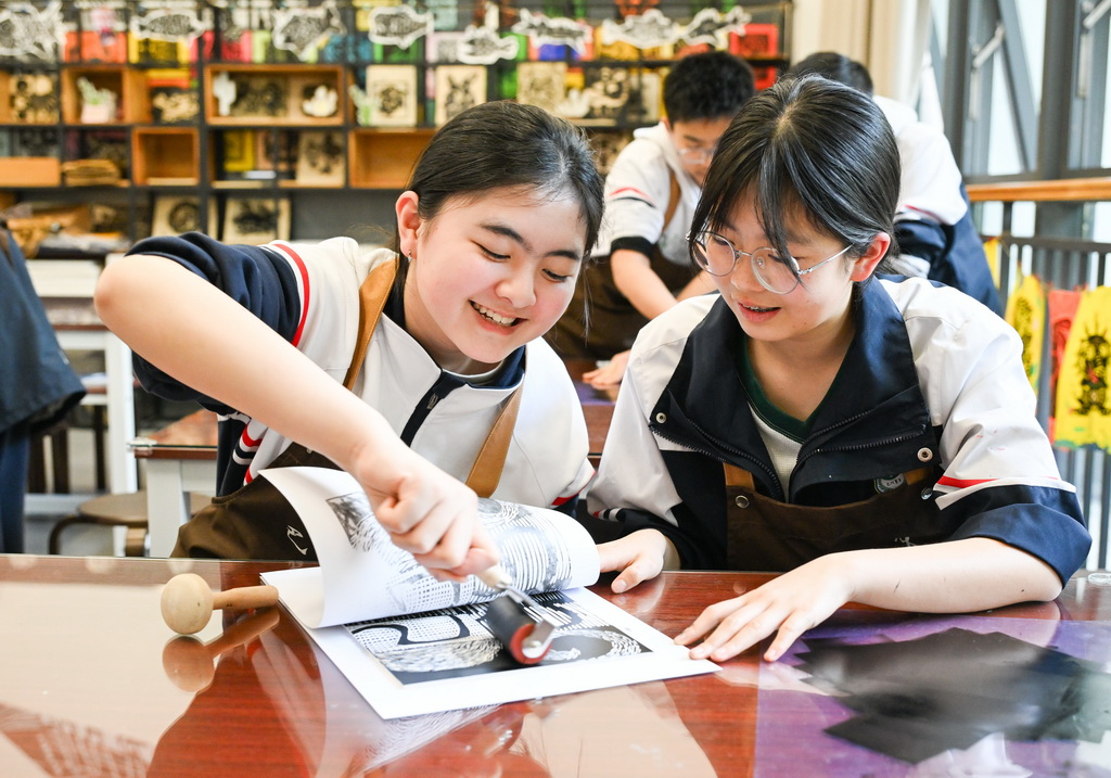 3月27日，在江北區的重慶巴川量子學校，版畫社團學生在練習版畫制作。