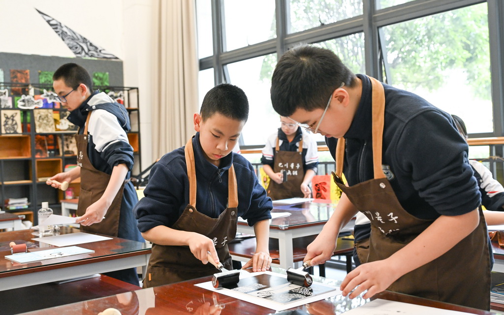3月27日，在江北區的重慶巴川量子學校，版畫社團學生在練習版畫制作。