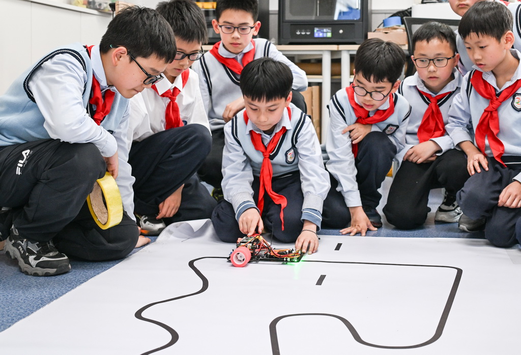 3月27日，重慶市江北區新村同創小學科創社團學生在做試驗。