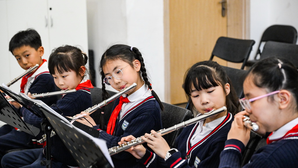 3月27日，在江北區的重慶巴川量子學校，交響樂社團學生在練習樂器演奏。