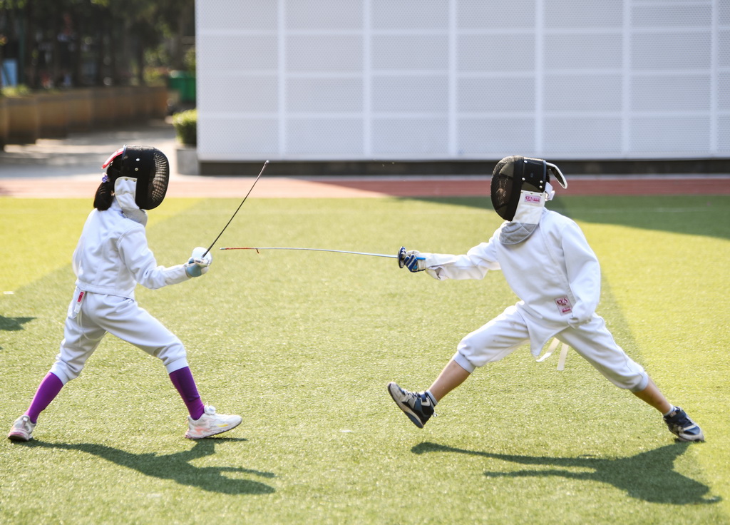3月27日，重慶市江北區新村同創小學擊劍社團學生在練習。