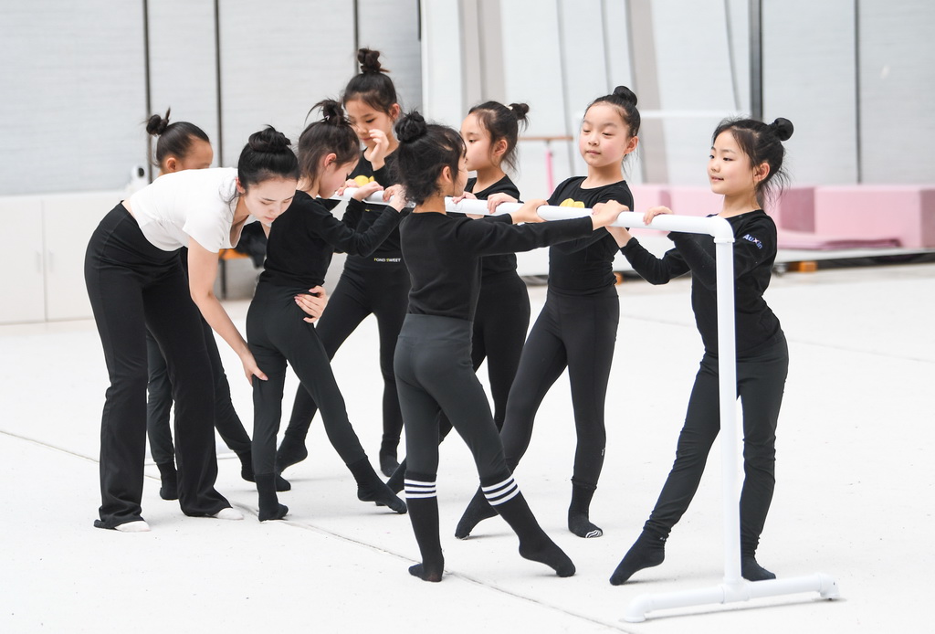 3月27日，在江北區的重慶巴川量子學校，藝術體操社團學生在練習。