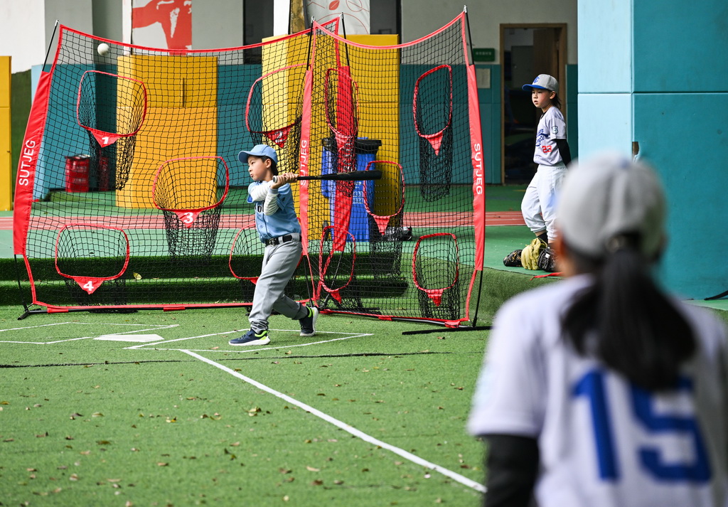 3月27日，在江北區的重慶巴川量子學校，棒球社團學生在練習打棒球。