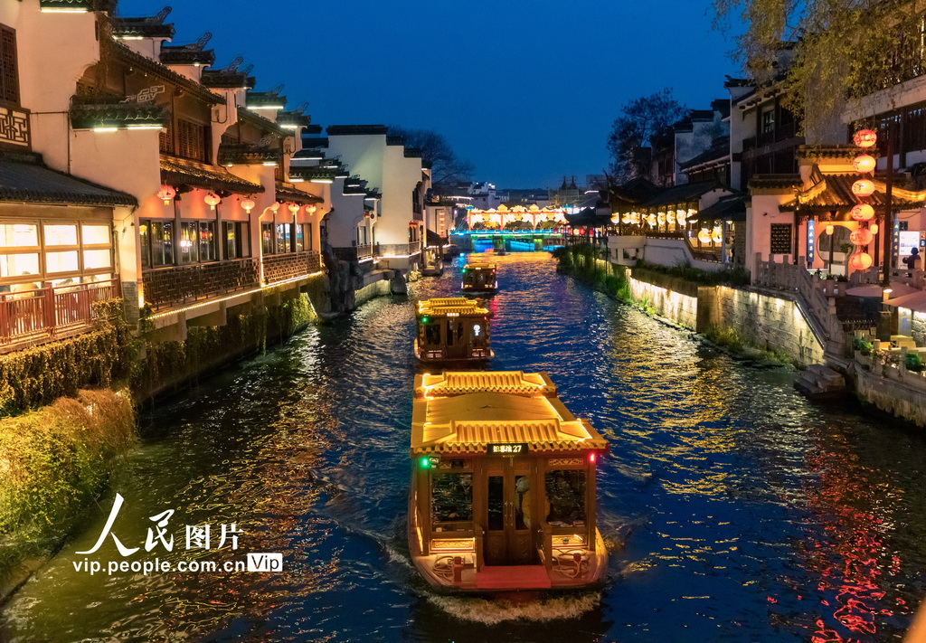 3月28日，游客在江蘇省南京市夫子廟景區游玩。