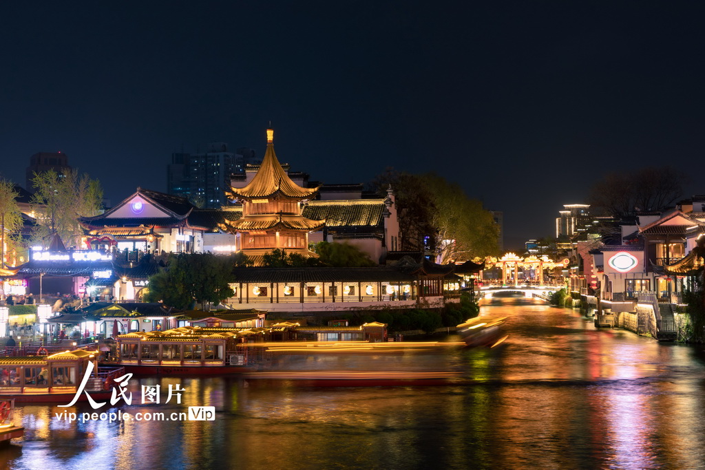 3月28日，游客在江蘇省南京市夫子廟景區游玩。