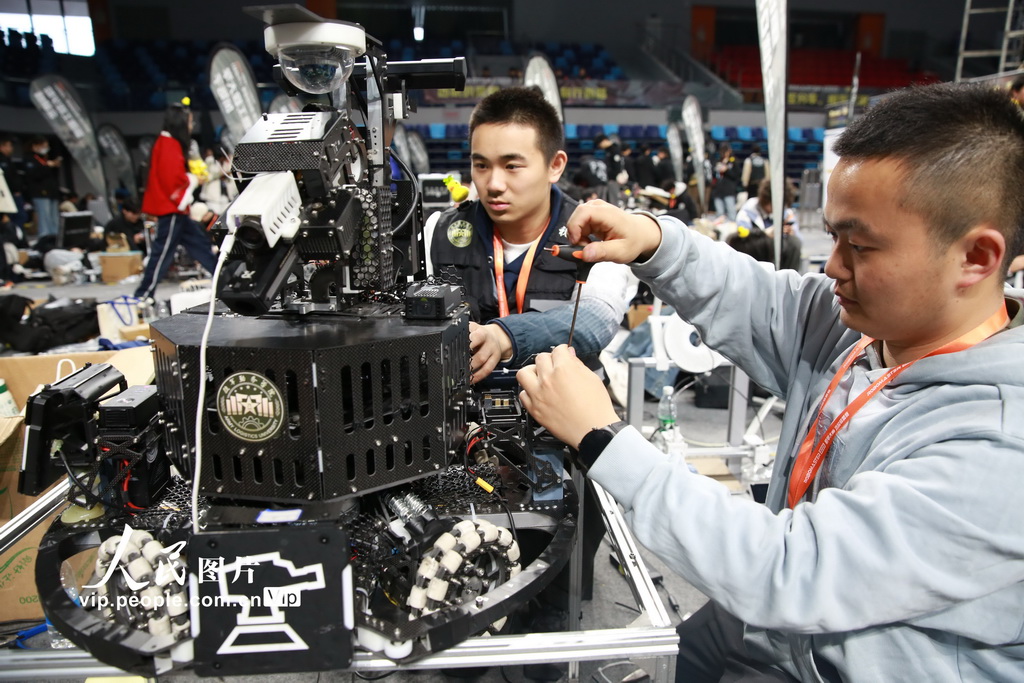 重慶:高校上演“機器人大戰”【2】