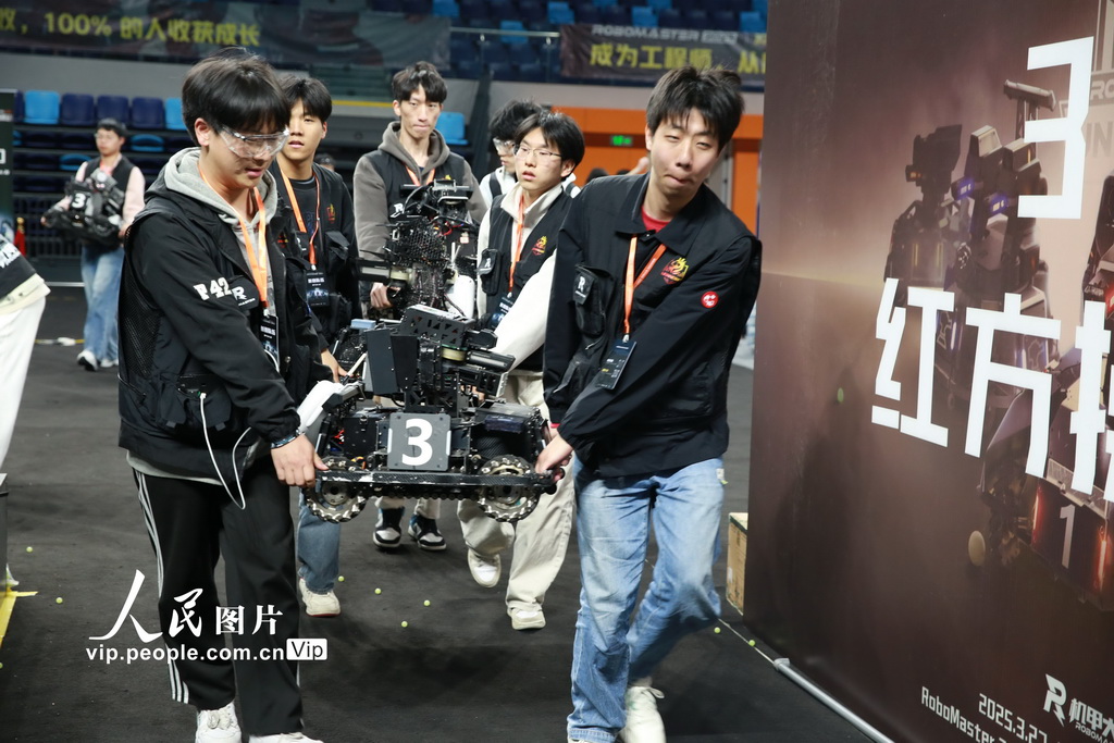 重慶:高校上演“機器人大戰”【3】