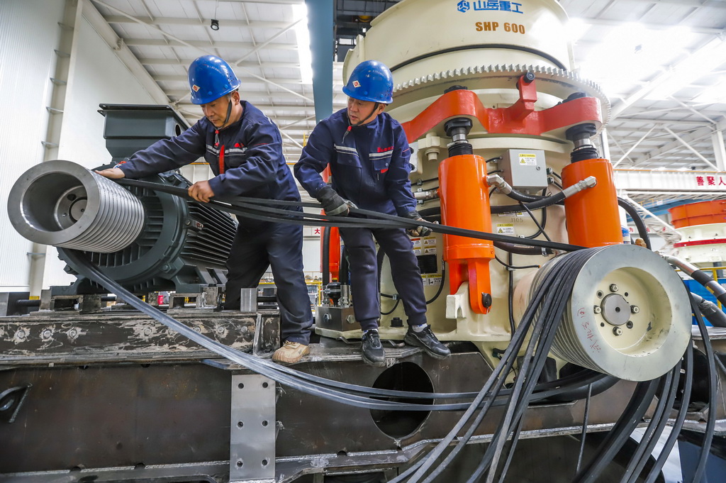 3月30日，在位于遵化市的河北省唐山市山岳重工機械制造有限公司，工人在車間內工作。新華社發（劉滿倉攝）