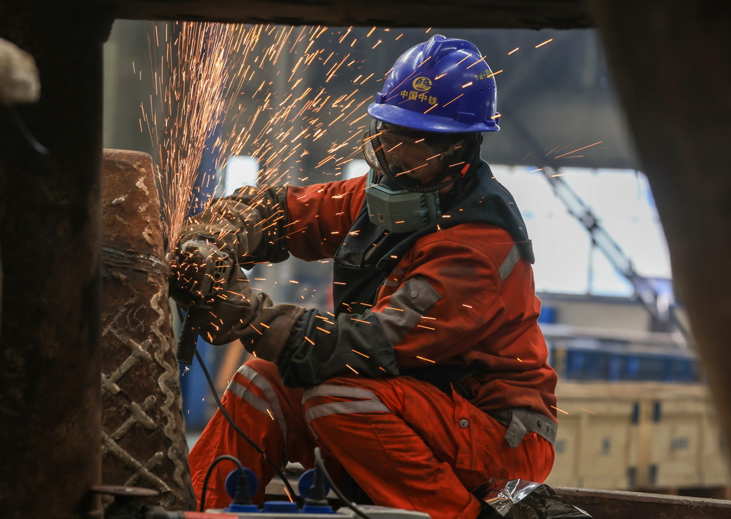 3月30日，湖北省中鐵科工軌道交通裝備有限公司工人對造船起重機進行打磨作業。新華社發（趙軍攝）