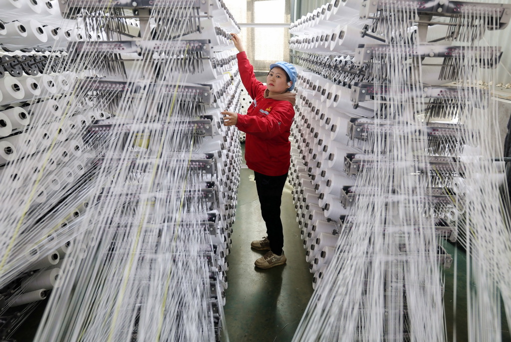 3月30日，在山東省臨沂市沂南縣青駝鎮一家塑編企業車間，工人在加工塑編產品。新華社發（王彥冰 攝）