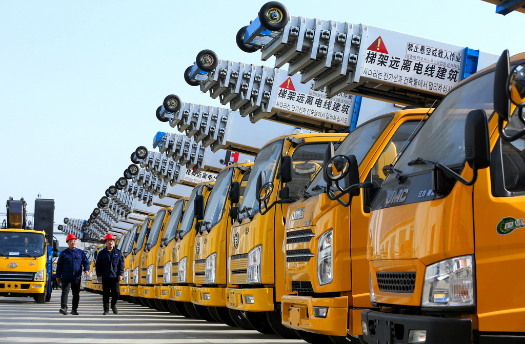 3月30日，在位于山東省青島市即墨區金口鎮的青島九合重工機械有限公司，員工盤點待出廠的云梯車。新華社發（梁孝鵬  攝）