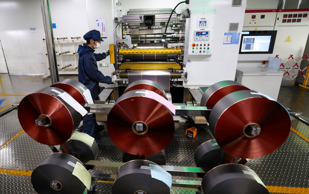 3月30日，工人在江蘇省高郵市航天鋰電科技（江蘇）有限公司智能化生產車間作業。新華社發（周社根攝）