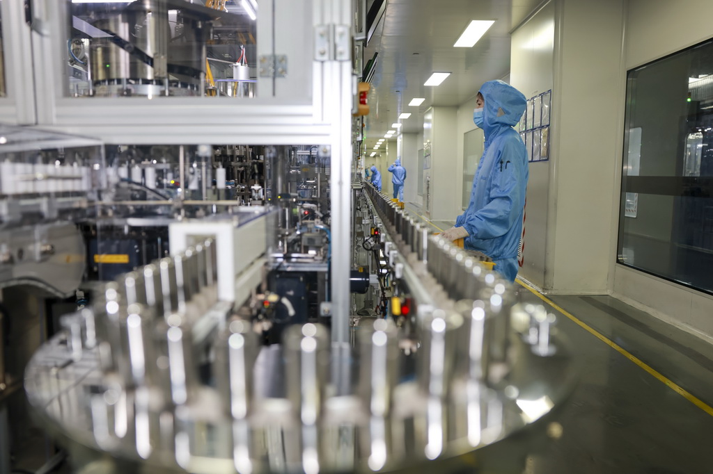 3月30日，在江蘇省泰興黃橋經濟開發區長虹三杰新能源有限公司，工人在鋰離子電池生產自動裝配線上作業。新華社發（顧繼紅攝）