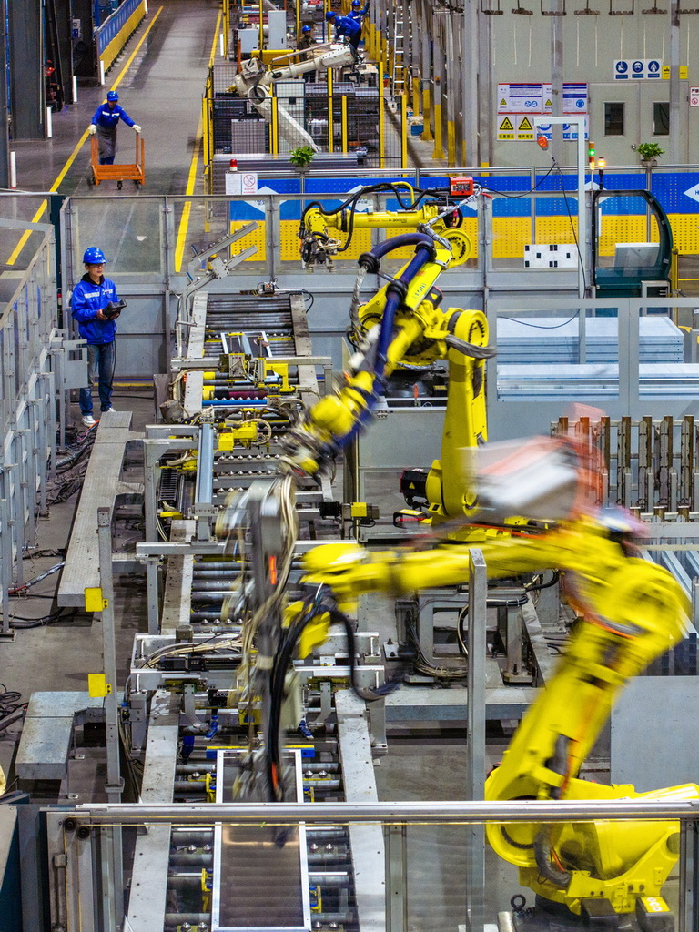 3月29日，浙江省寧波宏大電梯有限公司的工人在生產線上忙碌（無人機照片）。新華社發（胡學軍攝）