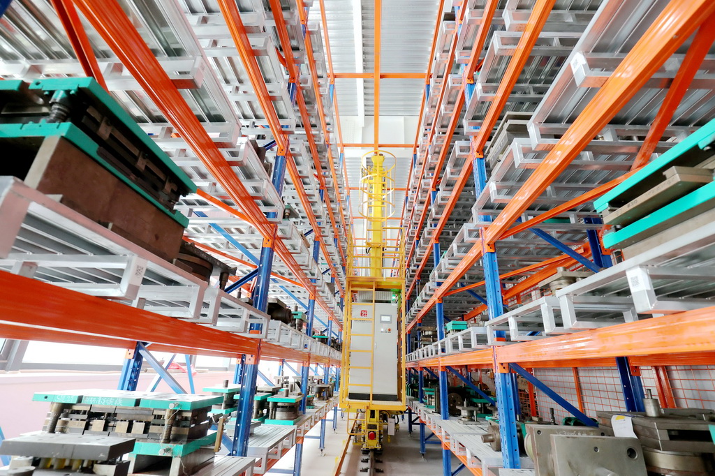 3月30日，位于浙江省湖州市德清縣雷甸鎮的南元泵業有限公司自動化立體倉庫，堆垛機在進行貨物轉運作業。新華社發（謝尚國攝）