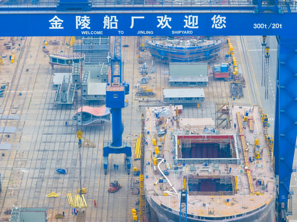 3月30日，工人在位于江蘇南京的招商工業南京金陵船廠作業（無人機照片）。新華社發（楊素平攝）